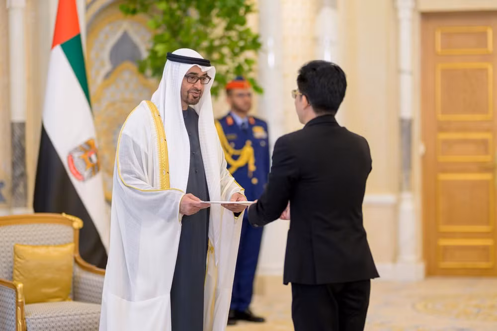 Đại sứ Đặc mệnh toàn quyền nước Cộng hòa xã hội chủ nghĩa Việt Nam Nguyễn Thanh Diệp trình Thư ủy nhiệm lên Tổng thống UAE Mohammed bin Zayed Al Nahyan. (Ảnh: Đại sứ quán Việt Nam tại UAE) Đại sứ Đặc mệnh toàn quyền nước Cộng hòa xã hội chủ nghĩa Việt Nam Nguyễn Thanh Diệp trình Thư ủy nhiệm lên Tổng thống UAE Mohammed bin Zayed Al Nahyan. (Ảnh: Đại sứ quán Việt Nam tại UAE)