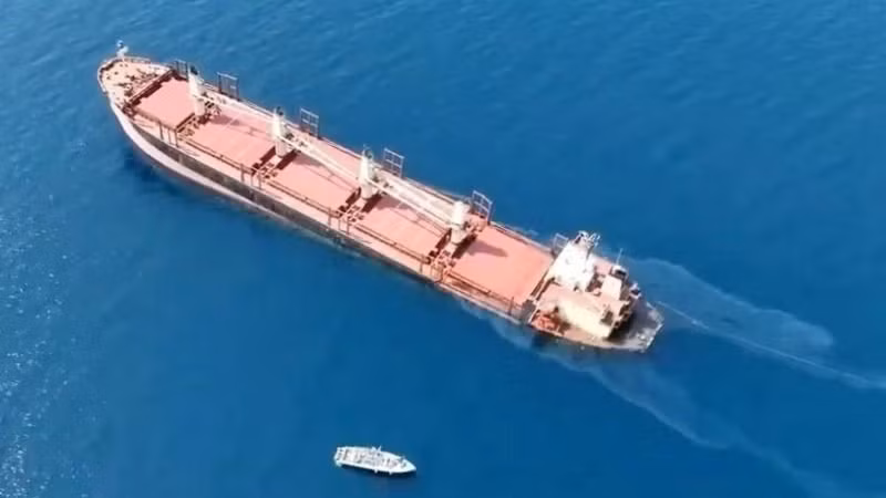 Tàu chở hàng neo gần bờ biển Yemen sau khi bị lực lượng Houthi tấn công ngày 18/2/2024. (Ảnh: Tân Hoa Xã/TTXVN)