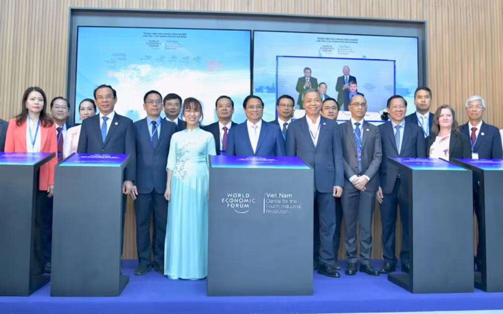 Thủ tướng Phạm Minh Chính và các đồng chí lãnh đạo, các doanh nghiệp tại Lễ khánh thành Trung tâm C4IR Thành phố Hồ Chí Minh. (Ảnh: Thanh Giang)