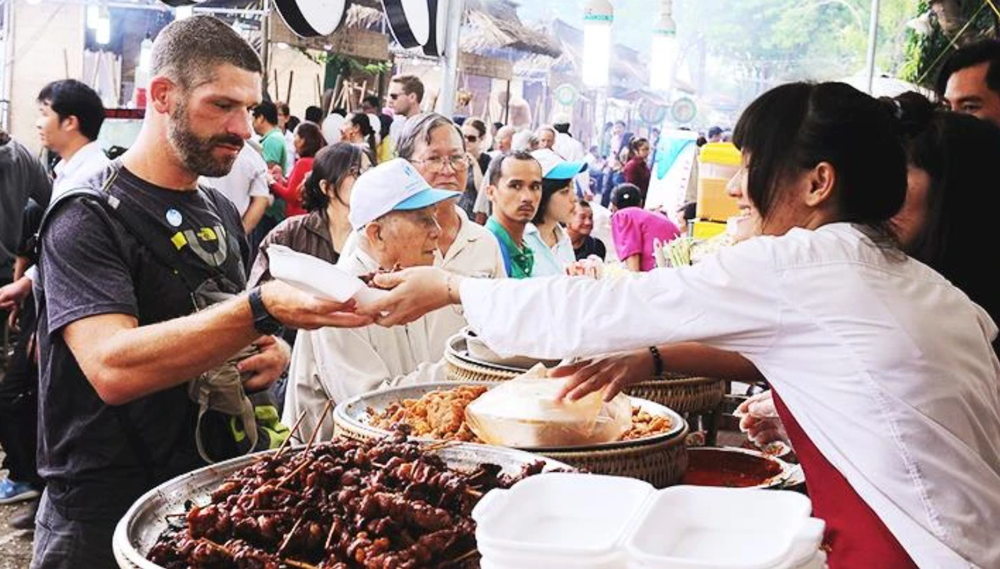 Du khách nước ngoài thưởng thức món ngon của Việt Nam.