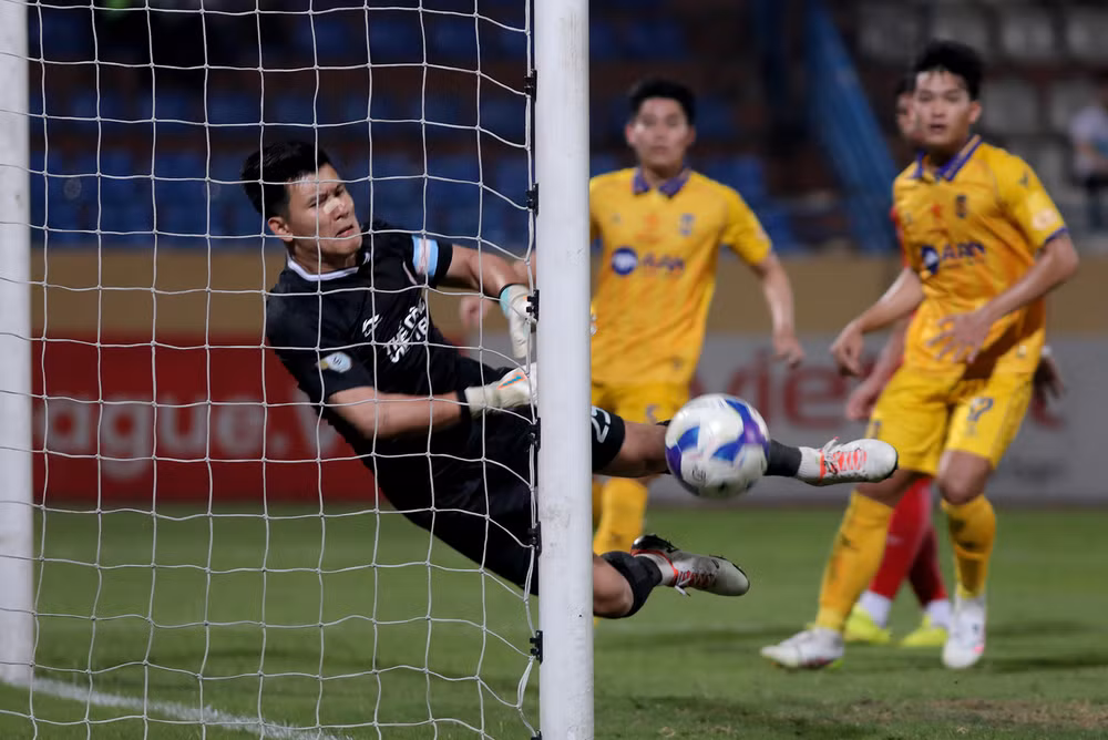 Một pha hãm thành của CLB Sông Lam Nghệ An.