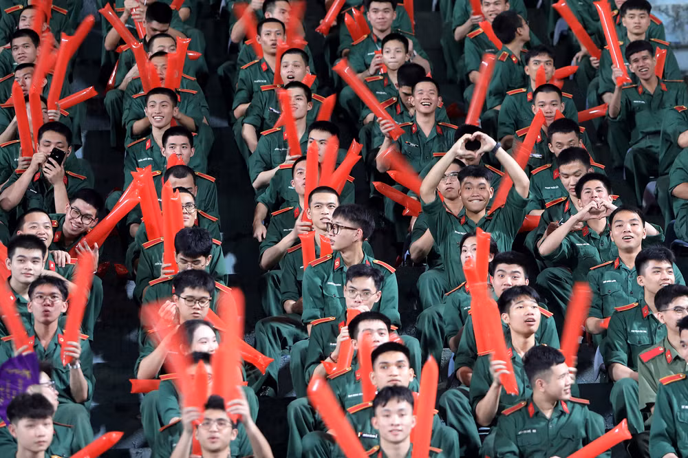 Các cổ động viên mang quân phục của CLB Thể Công-Viettel cùng hòa nhịp trên khán đài.