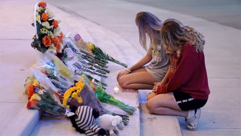 Người dân đặt hoa tưởng niệm các nạn nhân thiệt mạng trong vụ xả súng tại Trường trung học Apalachee, ngày 4/9/2024. (Ảnh: Reuters)