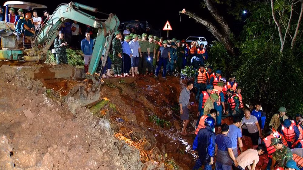 Lực lượng vũ trang tỉnh Thanh Hóa xử lý sự cố dưới đê sông Mã trong đêm.