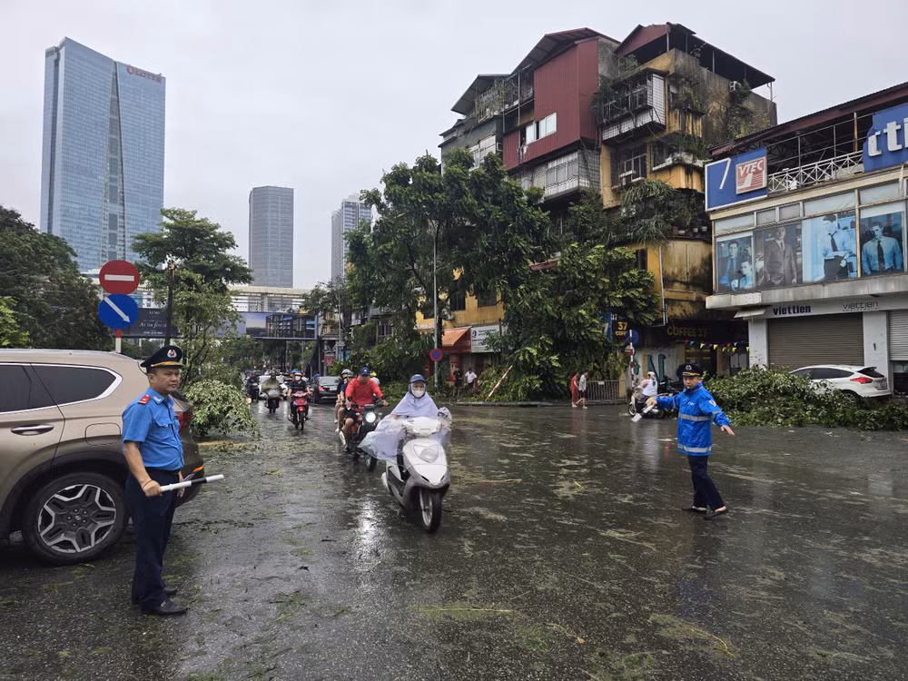 Sở Giao thông Vận tải Hà Nội huy động 100% lực lượng để xử lý các sự cố về giao thông, hướng dẫn đảm bảo giao thông, phối hợp các đơn vị xử lý tình trạng ảnh hưởng đến di chuyển. (Ảnh: TRUNG HIẾU)