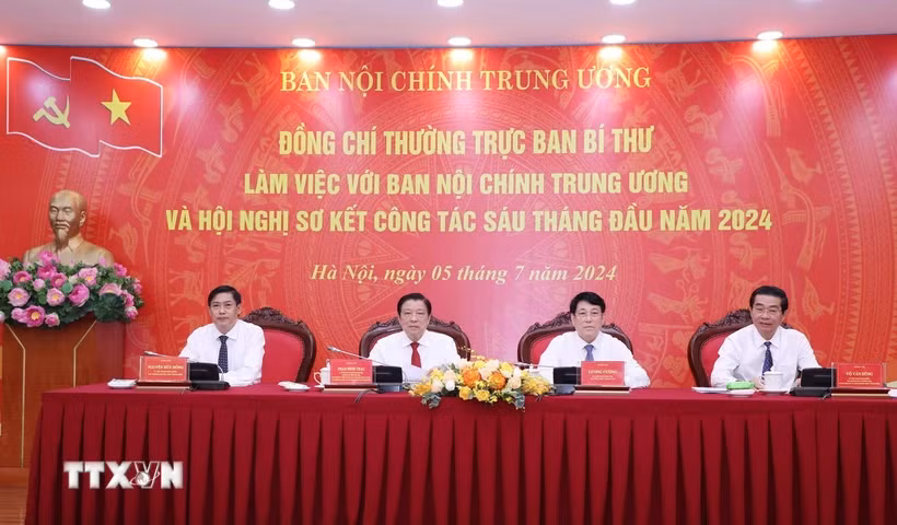 Thường trực Ban Bí thư Lương Cường và các lãnh đạo Ban Nội chính Trung ương điều hành hội nghị. (Ảnh: Phương Hoa/TTXVN)