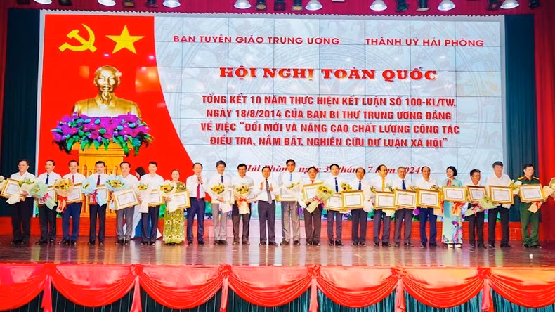 Trao Bằng khen của Ban Tuyên giáo Trung ương tặng các cá nhân có thành tích xuất sắc trong công tác điều tra, nắm bắt, nghiên cứu dư luận xã hội.