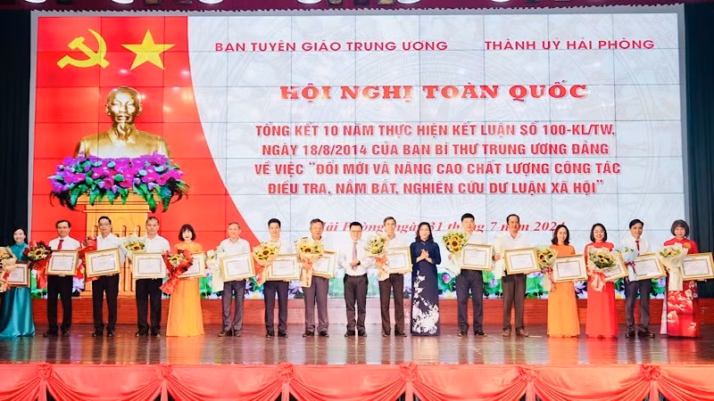 Trao Bằng khen của Ban Tuyên giáo Trung ương tặng các tập thể có thành tích xuất sắc.