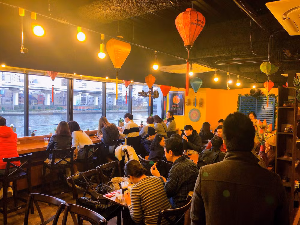 Rất đông thực khách trong một tiệm Bánh Mì Xin Chào ở Tokyo (Nhật Bản).