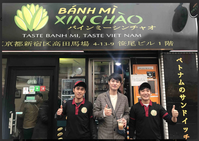 Nam diễn viên nổi tiếng Horii Arata (giữa) của Đài truyền hình NHK-Nhật Bản, đến ghi hình, phỏng vấn anh em Thanh Tâm-Thanh Duy, hai người đồng sáng lập Bánh Mì Xin Chào ở Tokyo, Nhật Bản- năm 2020.(Ảnh: Duy Tâm)