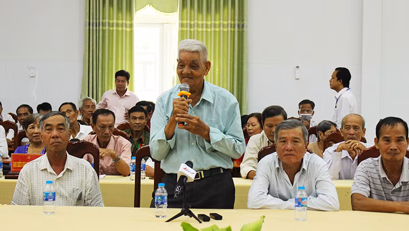 Hộ chính sách phát biểu ý kiến.