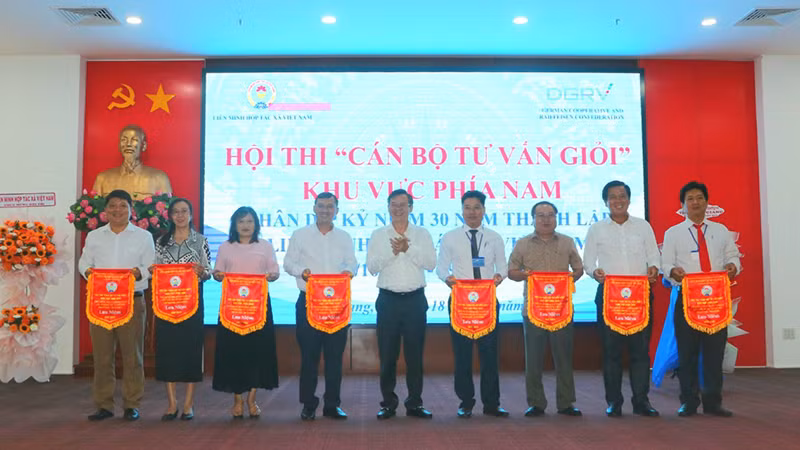 Tặng cờ lưu niệm cho các đơn vị tham gia.