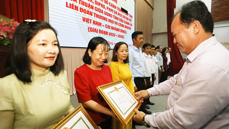 Phó Chủ tịch thường trực Ủy ban nhân dân tỉnh Hậu Giang Nguyễn Văn Hòa trao Bằng khen của Chủ tịch Ủy ban nhân dân tỉnh Hậu Giang cho các cá nhân.