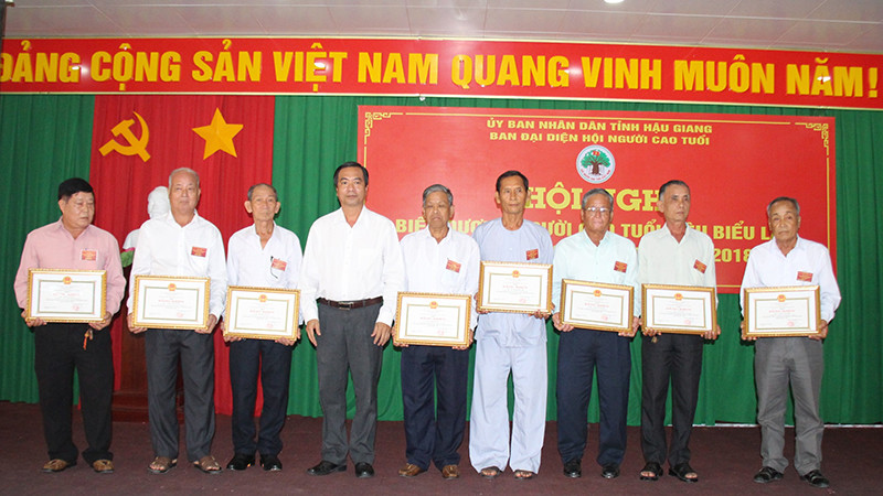 Tặng Bằng khen của Chủ tịch Ủy ban nhân dân tỉnh Hậu Giang cho các cá nhân.