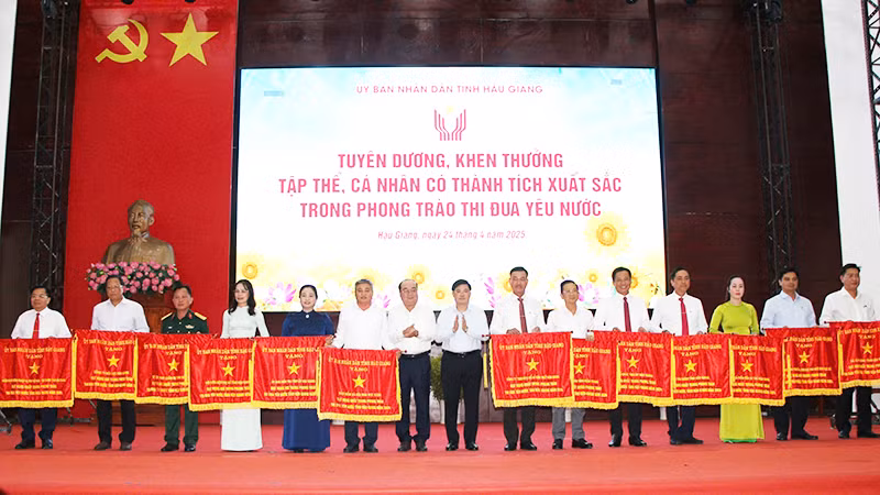 Tặng Cờ thi đua của Ủy ban nhân dân tỉnh Hậu Giang cho các tập thể.