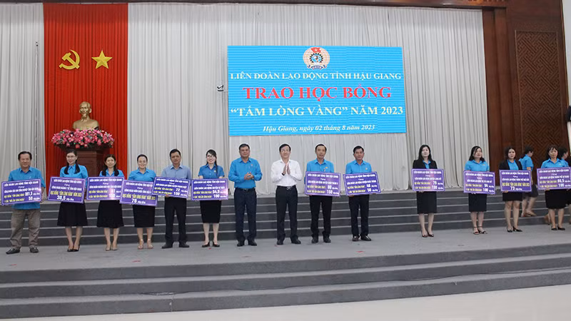 Trao bảng tượng trưng phân bổ số học bổng cho các đơn vị cấp huyện.