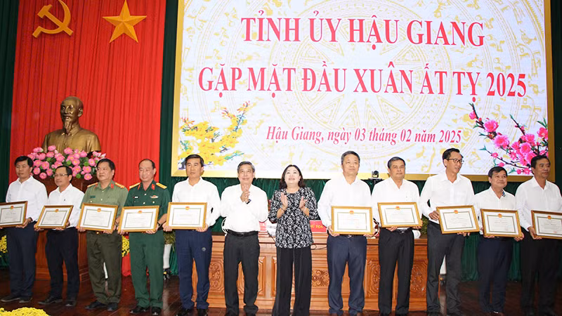 Ủy ban nhân dân tỉnh Hậu Giang tặng Bằng khen cho 20 tập thể.