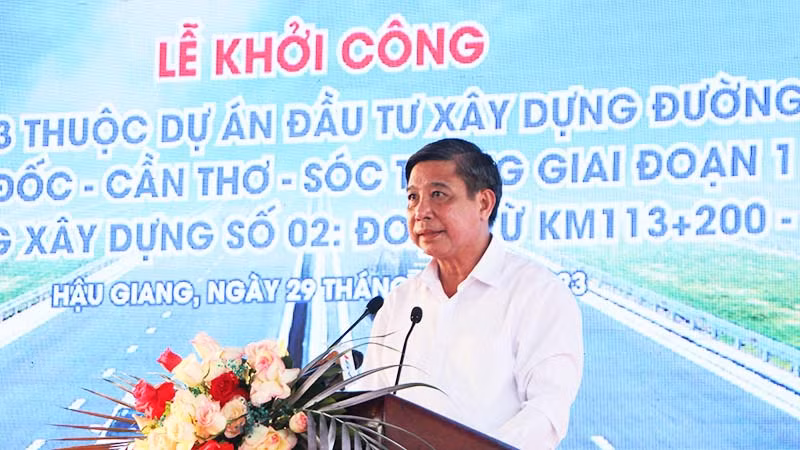 Chủ tịch Ủy ban nhân dân tỉnh Hậu Giang Đồng Văn Thanh phát biểu tại buổi lễ.