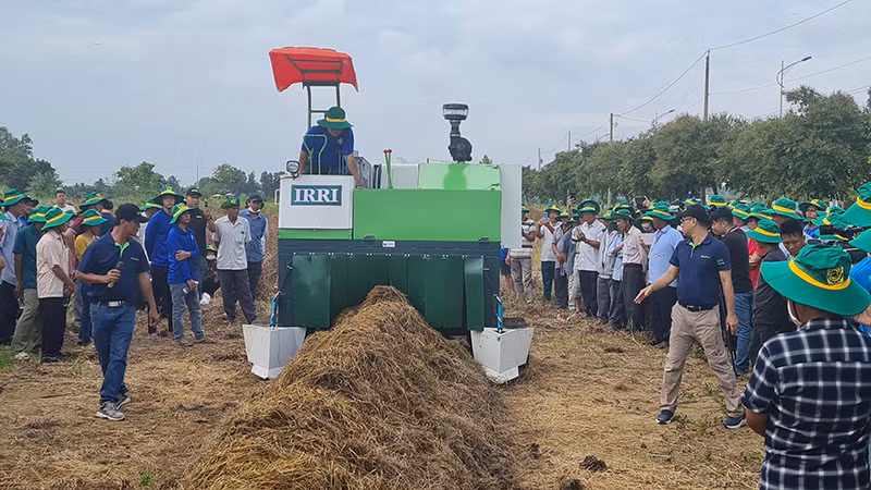 Trình diễn máy băm rơm làm phân hữu cơ.