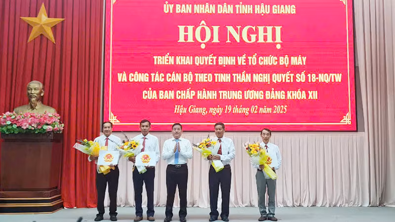 Trao Quyết định nghỉ hưu trước tuổi cho các cán bộ lãnh đạo cấp sở.