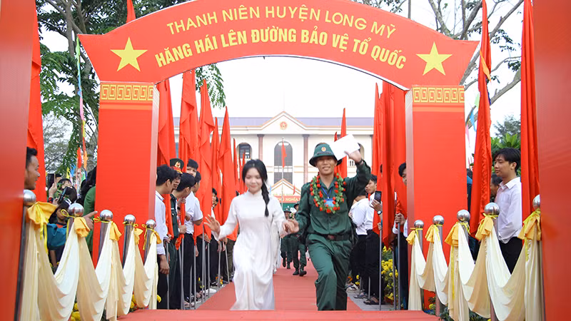 Tiễn tân binh lên đường nhập ngũ.