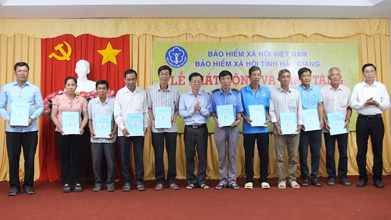 Trao tặng thẻ bảo hiểm y tế cho người dân có hoàn cảnh khó khăn.