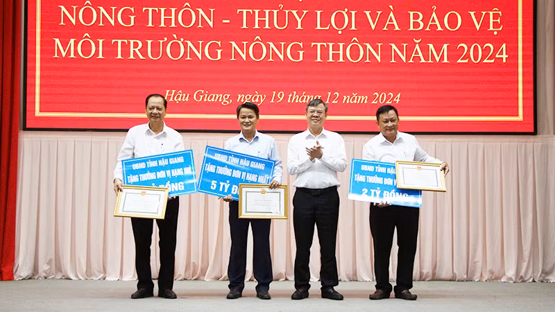 Tặng bằng khen và tiền thưởng cho các đơn vị đạt hạng Nhất, Nhì, Ba.