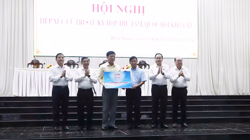 Chủ tịch Quốc hội Trần Thanh Mẫn chứng kiến Tổng Công ty Dầu khí Việt Nam trao 4 tỷ đồng tặng thành phố Vị Thanh.