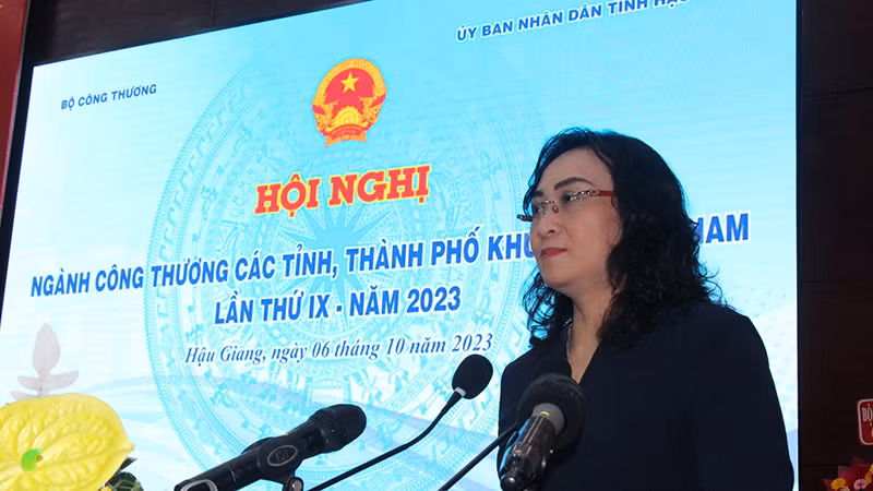 Thứ trưởng Công thương Phan Thị Thắng phát biểu tại hội nghị.