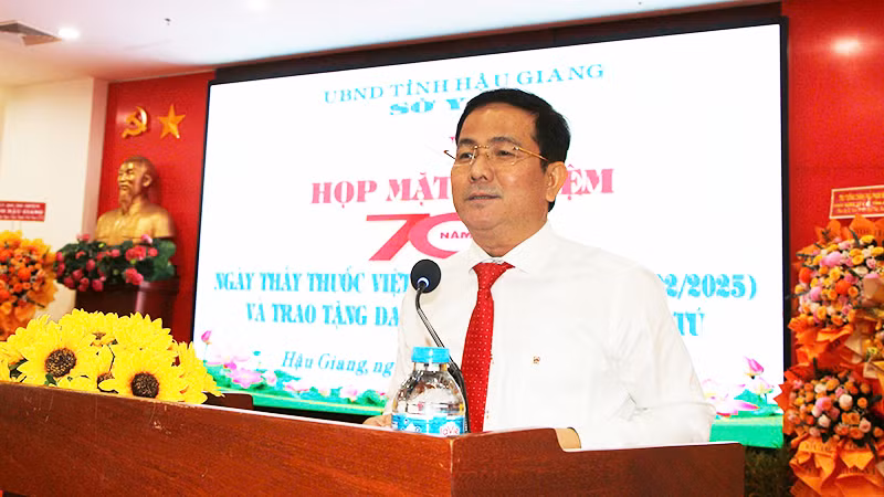 Chủ tịch Ủy ban nhân dân tỉnh Hậu Giang Trần Văn Huyến phát biểu tại buổi họp mặt.