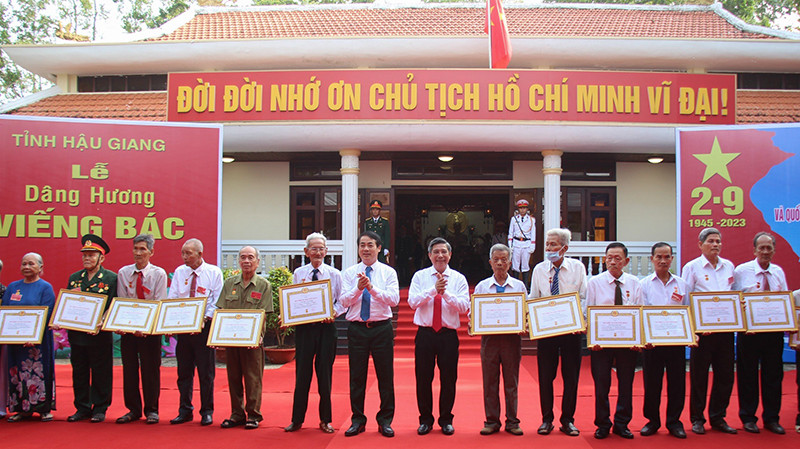 Lãnh đạo tỉnh trao Huy hiệu Đảng cho các đảng viên cao niên tuổi Đảng