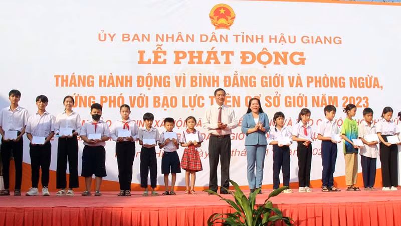 Tặng học bổng cho học sinh có hoàn cảnh đặc biệt khó khăn.