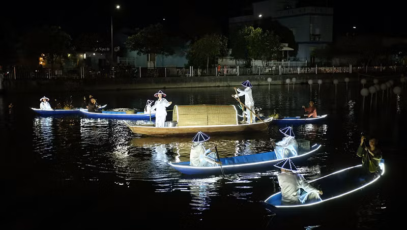 Tái hiện cảnh chợ nổi về đêm trong đêm khai mạc.