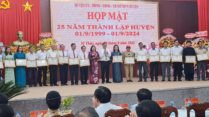 Nhiều tập thể, cá nhân được tặng bằng khen của Chủ tịch Ủy ban nhân dân tỉnh Hậu Giang.