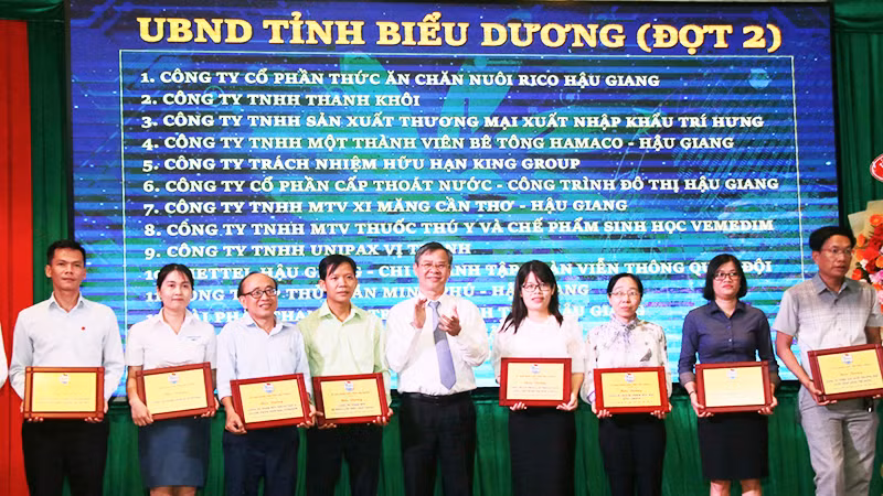 Lãnh đạo tỉnh hậu Giang biểu dương người nộp thuế năm 2023.