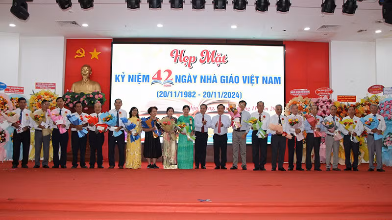 Tặng hoa tri ân các cán bộ ngành giáo dục của tỉnh Hậu Giang.