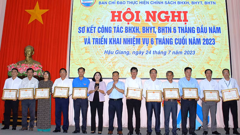 Tặng Bằng khen của Tổng Giám đốc Bảo hiểm xã hội Việt Nam cho các tập thể