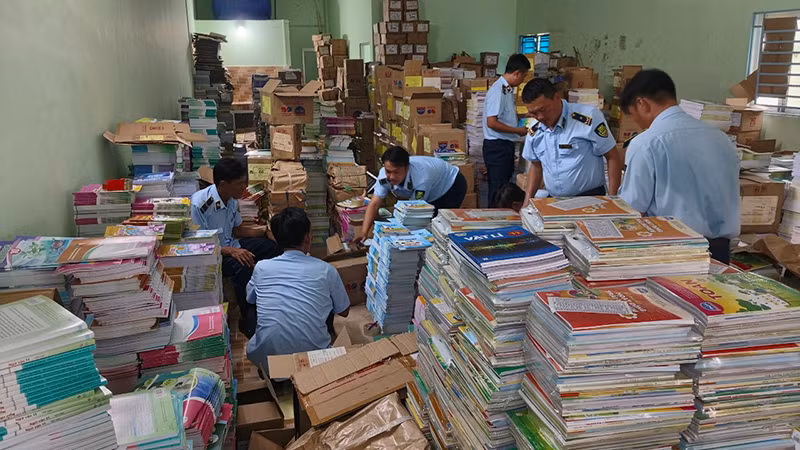 Ngành chức năng đang kiểm đếm, phân loại số lượng, chủng loại sách giáo khoa.