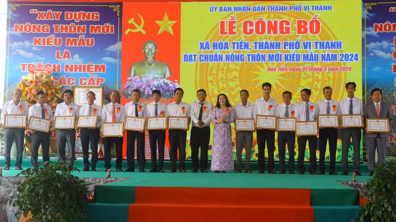 Khen thưởng các cá nhân có nhiều đóng góp tích cực trong xây dựng xã Tân Hòa đạt chuẩn nông thôn mới nâng cao Khen thưởng các cá nhân có nhiều đóng góp tích cực trong xây dựng xã Tân Hòa đạt chuẩn nông thôn mới nâng cao