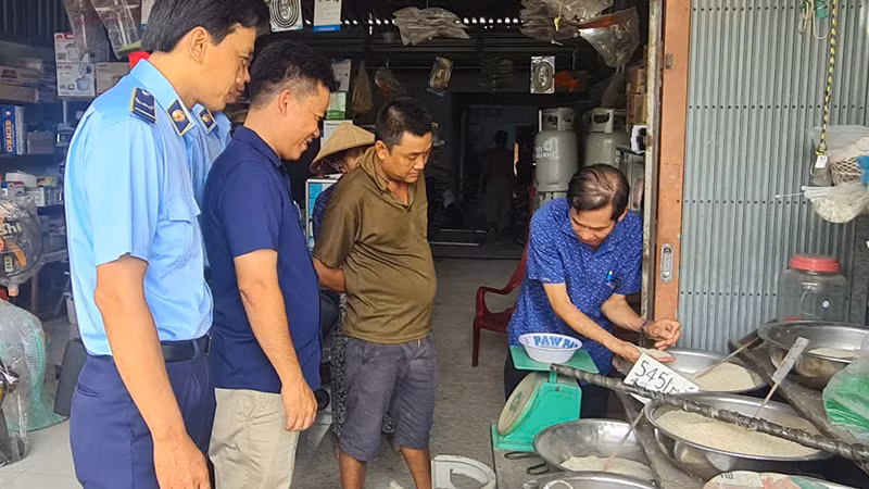 Đoàn kiểm tra lấy gạo ngâm nước để kiểm tra.