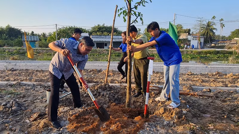 Chủ tịch Ủy ban nhân dân tỉnh Hậu Giang Đồng Văn Thanh tham gia Tết trồng cây