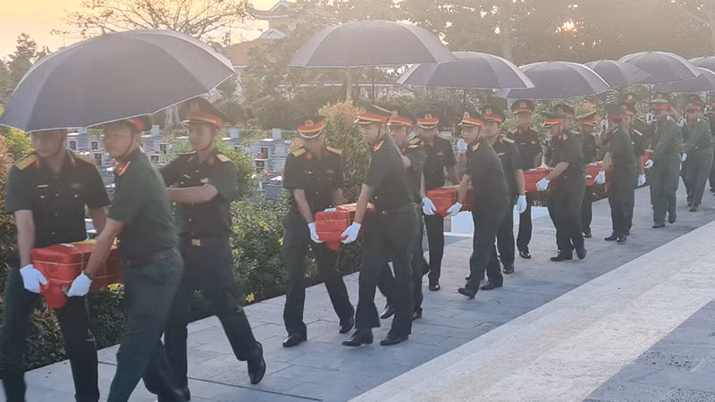 Đưa hài cốt các liệt sĩ về Nghĩa trang Liệt sĩ tỉnh Hậu Giang.