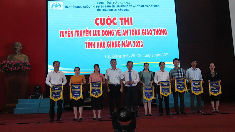 Tặng Cờ lưu niệm cho các đội tham gia.