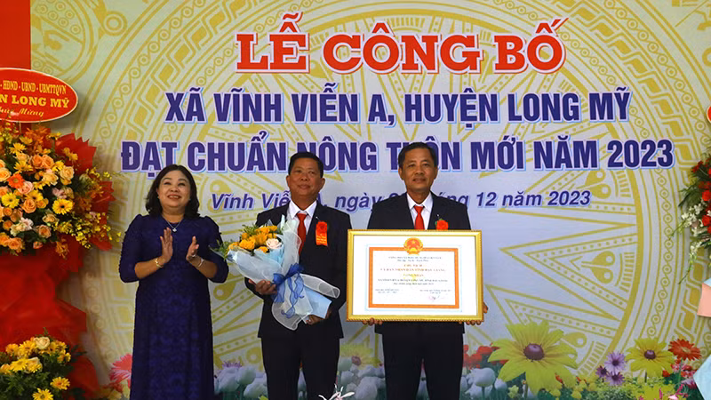 Trao Quyết định công nhận xã Vĩnh Viễn A đạt chuẩn nông thôn mới.