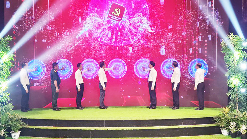 Nghi thức bấm nút khởi động phần mềm sổ tay đảng viên điện tử đảng bộ tỉnh Hậu Giang.