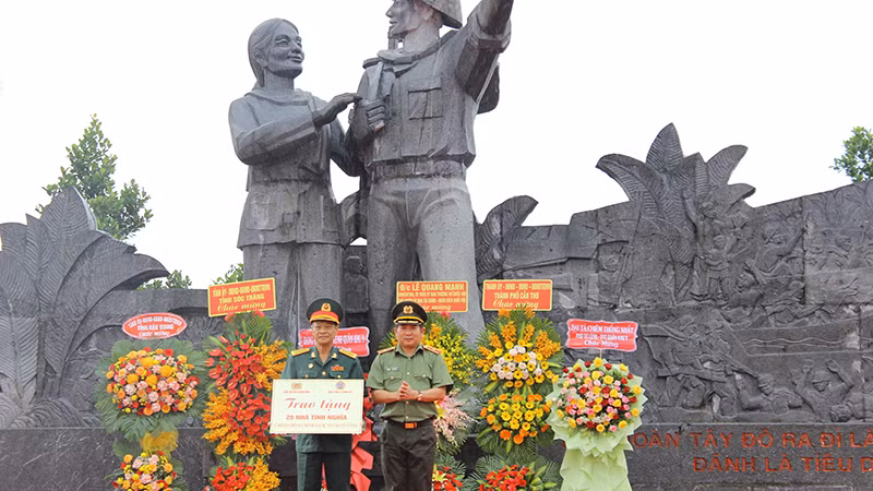 Thiếu tướng Đinh Văn Nơi, Giám đốc Công an tỉnh Quảng Ninh, tặng bảng tượng trưng 20 căn nhà tình nghĩa cho Ban Liên lạc Cựu Chiến binh Tiểu đoàn Tây Đô.