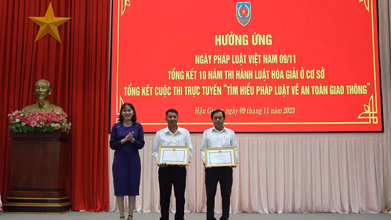 Bà Hồ Thu Ánh, Phó Chủ tịch Ủy ban nhân dân tỉnh Hậu Giang trao Bằng khen cho cá nhân và tập thể đoạt giải Nhất cuộc thi trực tuyến tìm hiểu pháp luật về an toàn giao thông năm 2023.