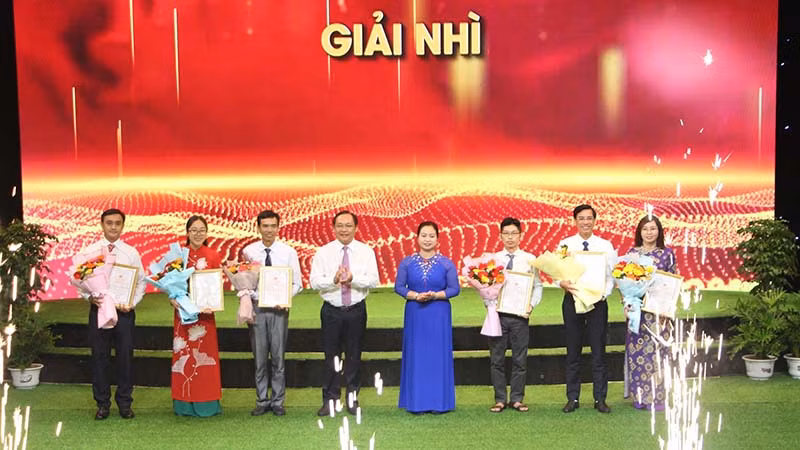 Ban Tổ chức trao giải Nhì cho các tác giả và nhóm tác giả.