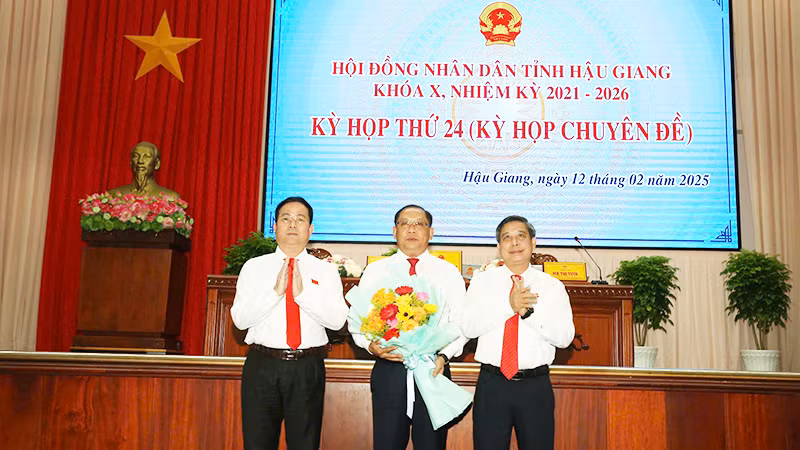 Tặng hoa chúc mừng đồng chí Trần Chí Hùng đắc cử chức Phó Chủ tịch Ủy ban nhân dân tỉnh Hậu Giang, nhiệm kỳ 2021-2026.