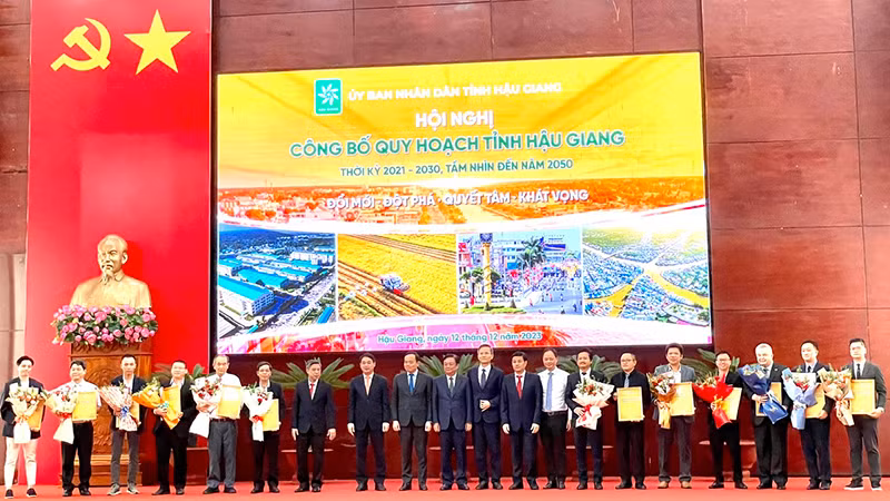 Tỉnh Hậu Giang trao Quyết định cho thuê đất; Giấy chứng nhận đăng ký đầu tư; biên bản ghi nhớ; Giấy chứng nhận đăng ký doanh nghiệp cho các nhà đầu tư.